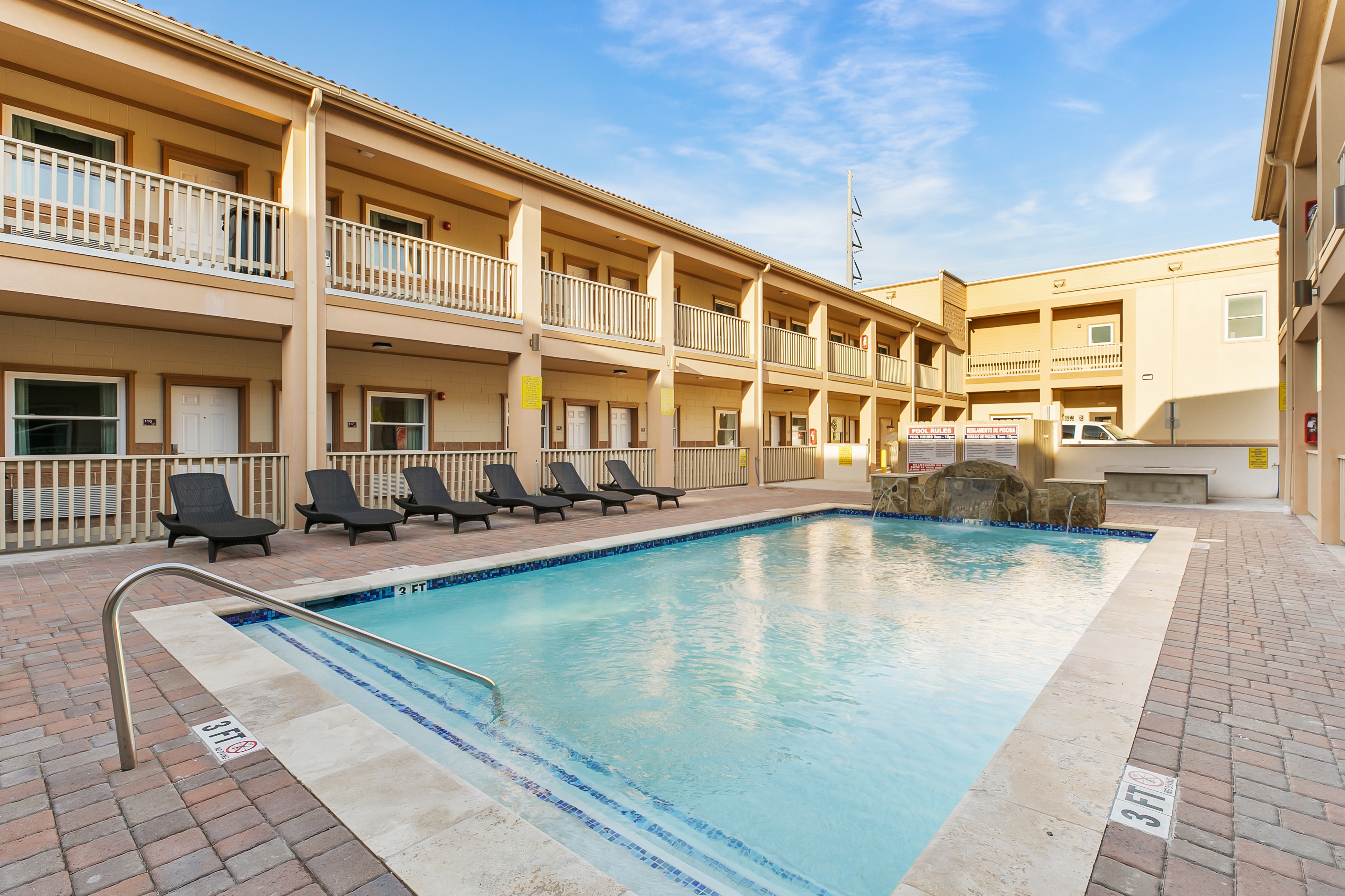 El Delfin Lodge pool image